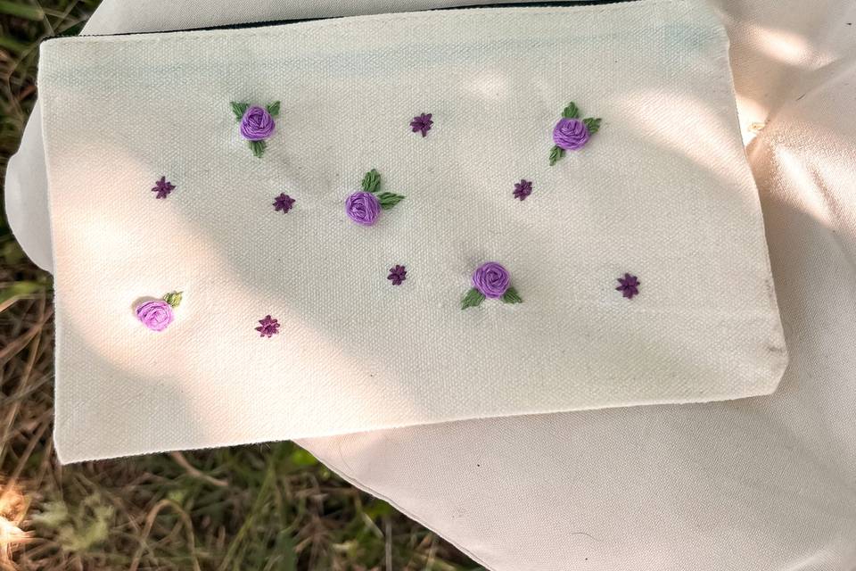 Trousse brodée mauve