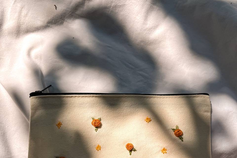 Trousse brodée orange