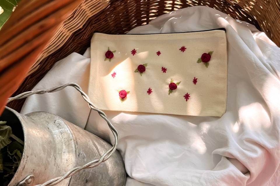 Pochette brodée rouge