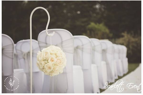 Boules de roses sur piquet