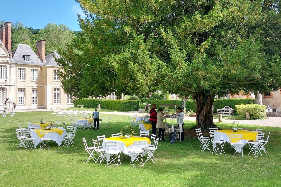 Déjeuner sous les arbres