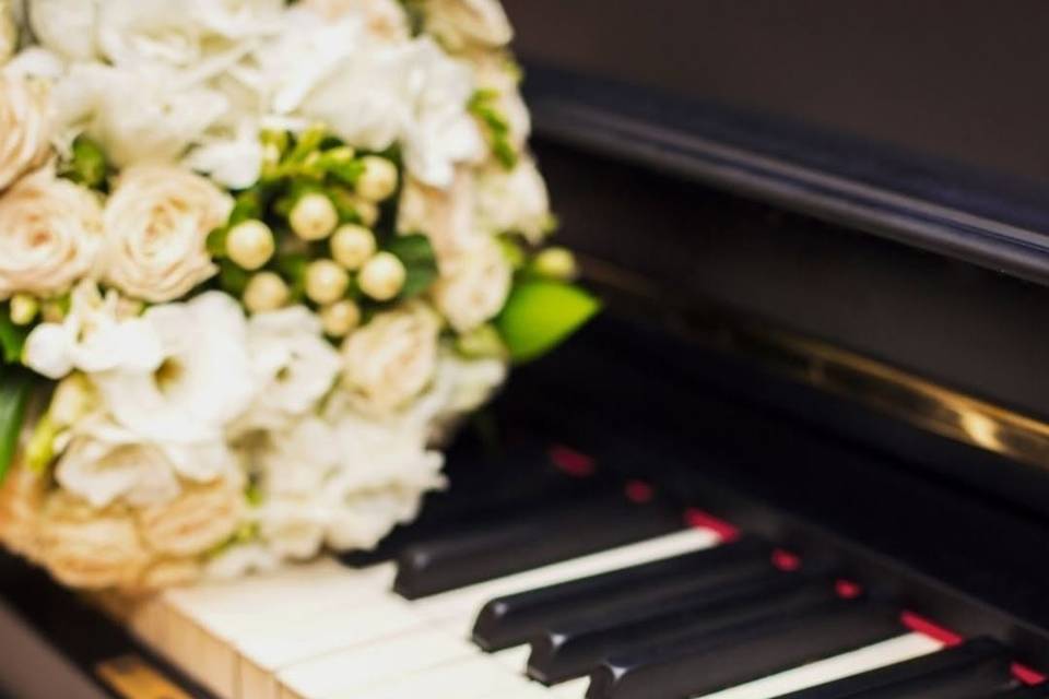 Piano, fleurs et alliances