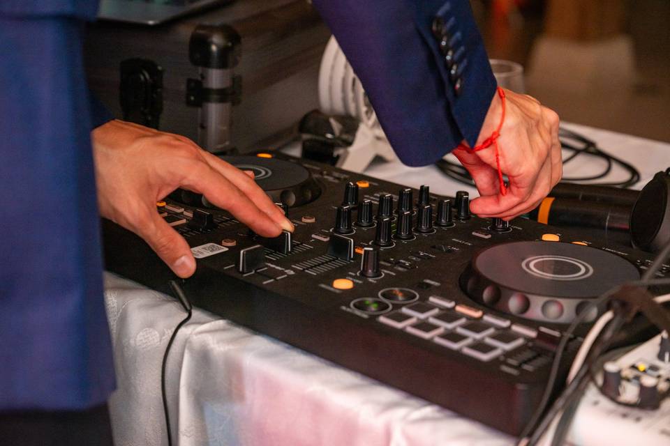 Mains sur mixeur