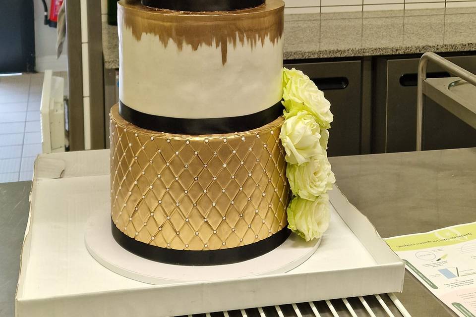 Wedding cake white & gold