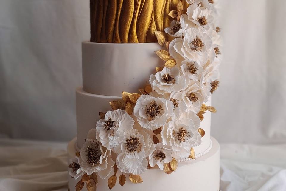 Wedding cake or et blanc