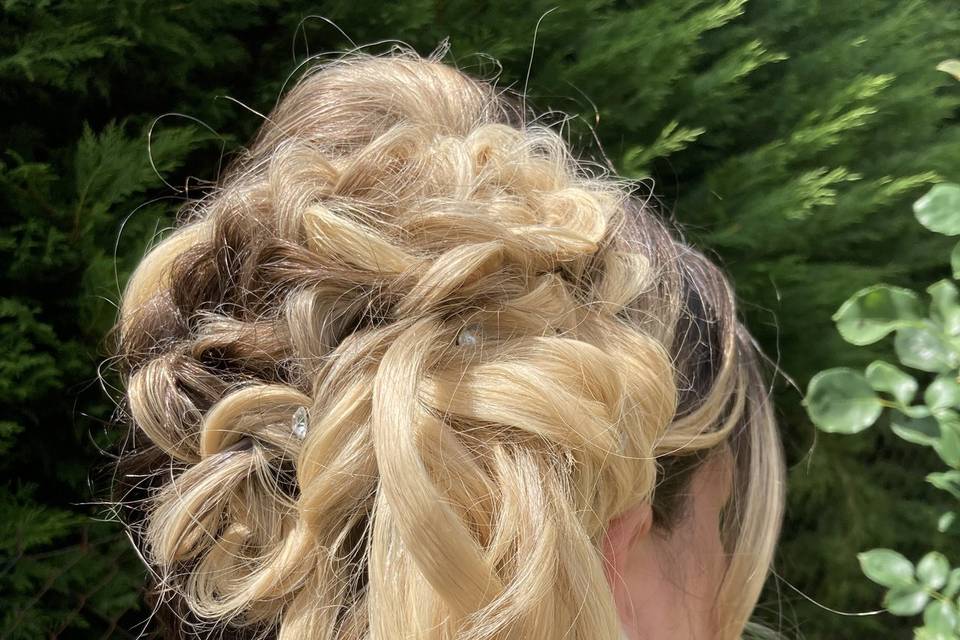 Chignon haut bouclé