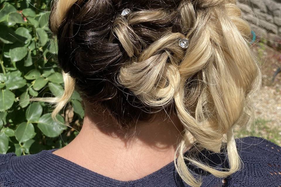 Chignon haut bouclé