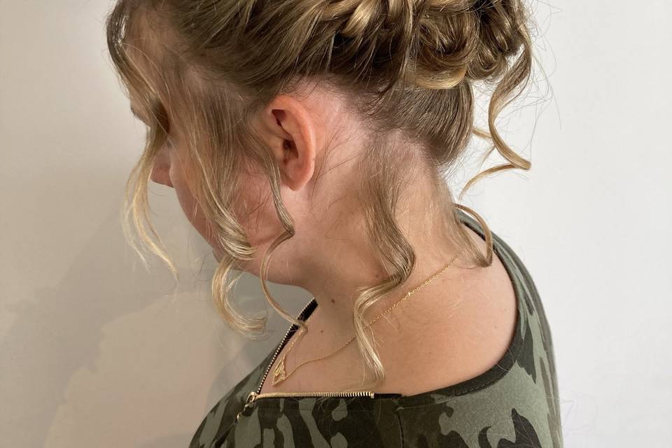 Chignon haut bouclé