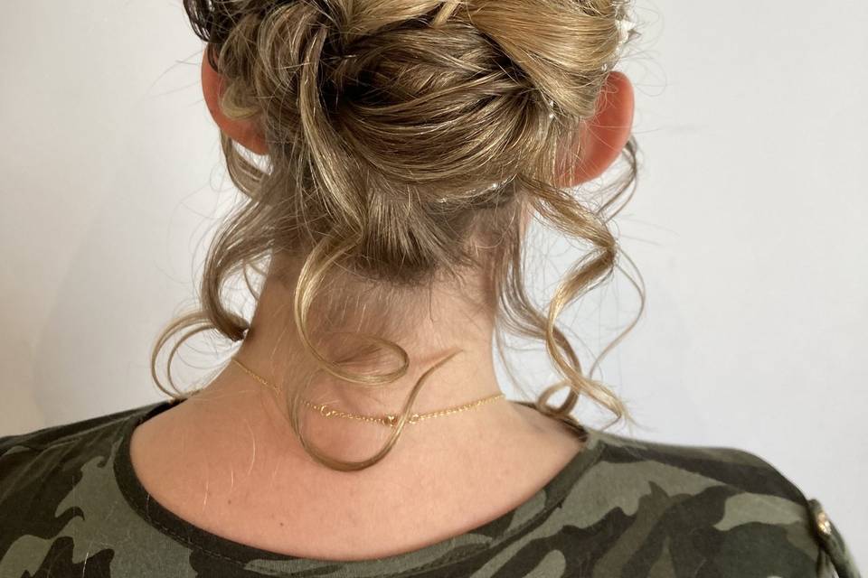 Chignon haut bouclé