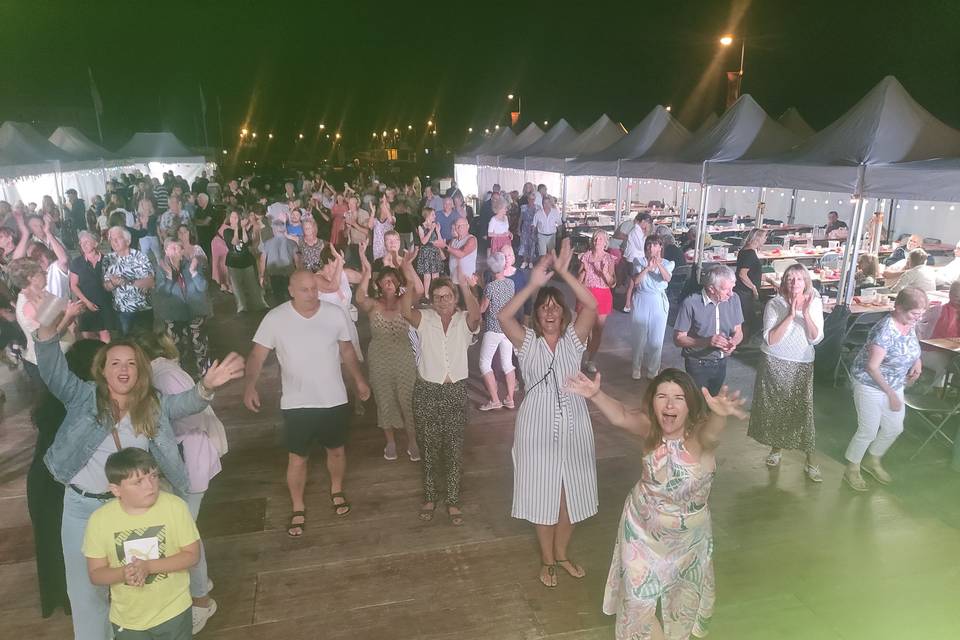 Danseurs avec groupe