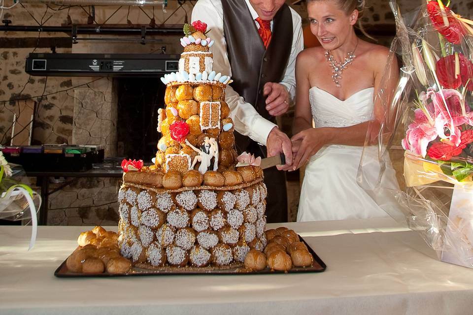 Découpe du gateau de mariage