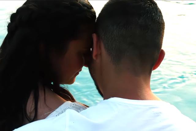 Couple au bord de la piscine