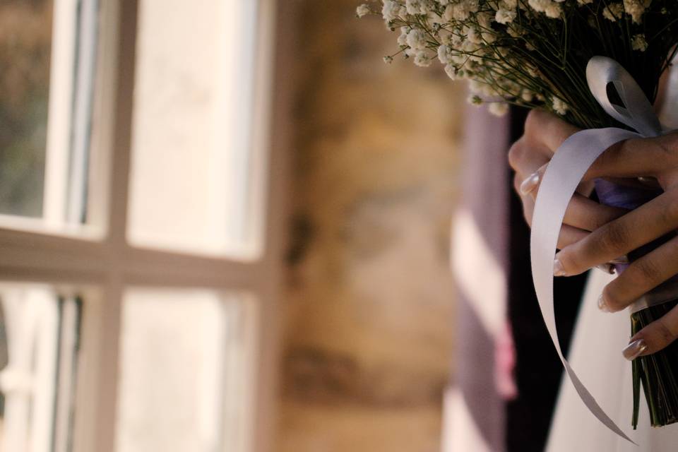 Mariée tenant le bouquet