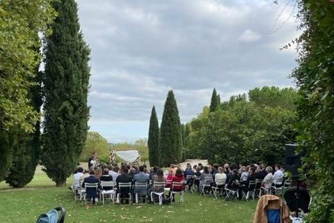 Cérémonie dans les jardins