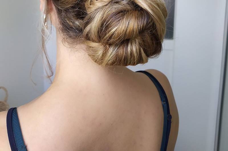 Chignon bas natte épis