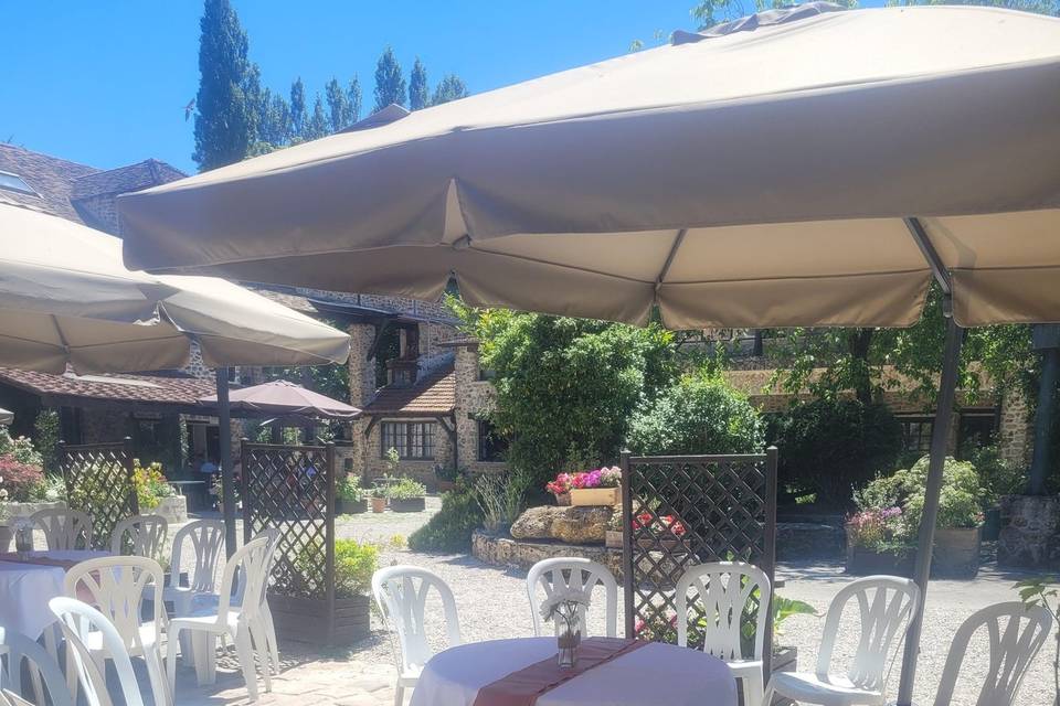 Table et chaises blanches