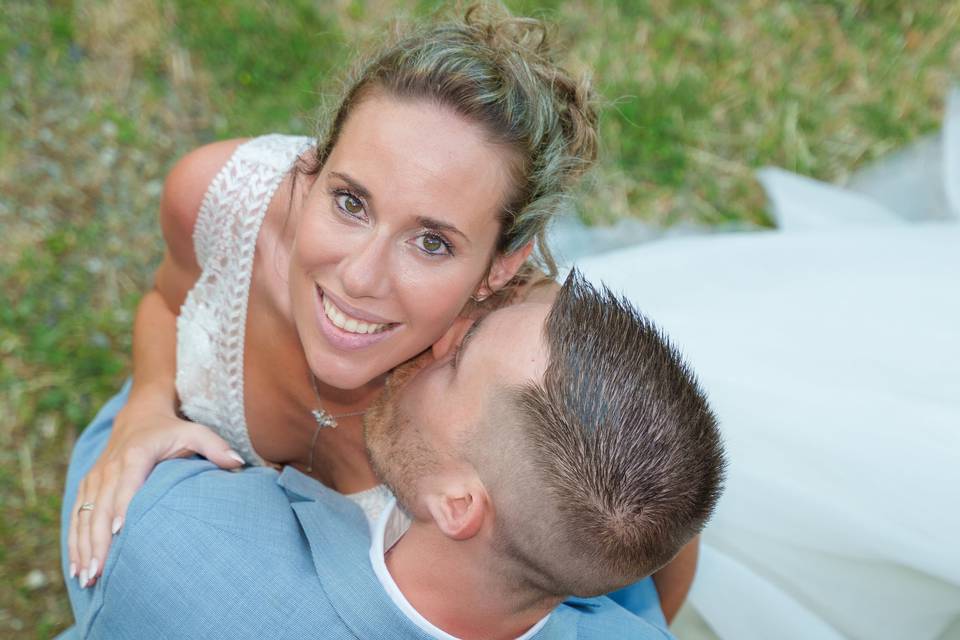 Baiser complice et joyeux
