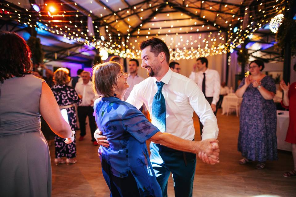 Danse du marié avec sa maman