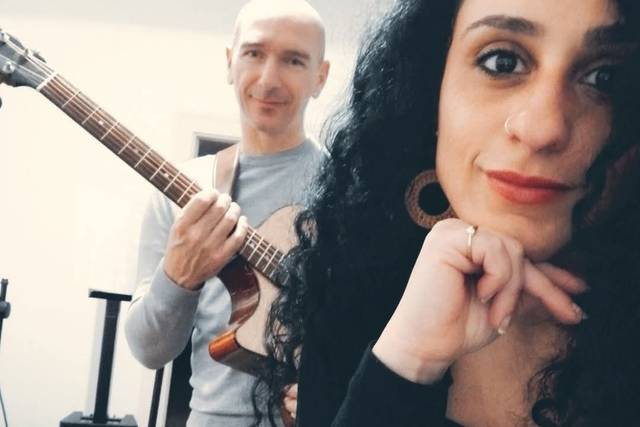 Dora et Nico à la guitare