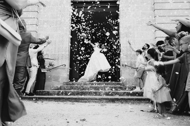 Sortie d'église et confettis