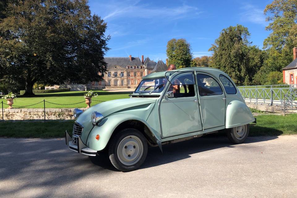 2CV au Châteaux de Courson