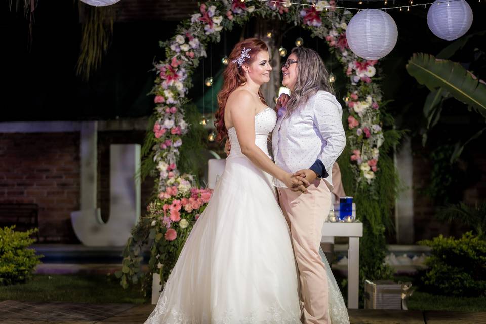 Mariées sous une arche florale