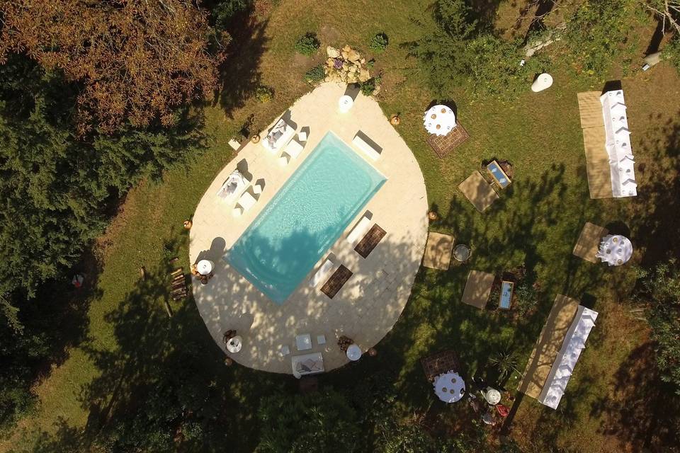 Plan drone d'une piscine