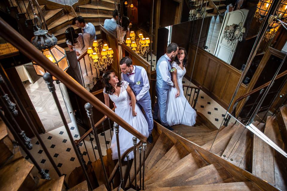 Couple dans l'escalier