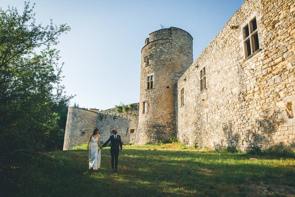 Mariés exterieur château