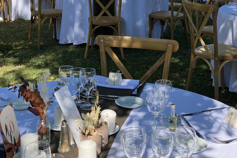 Tables dans le jardin