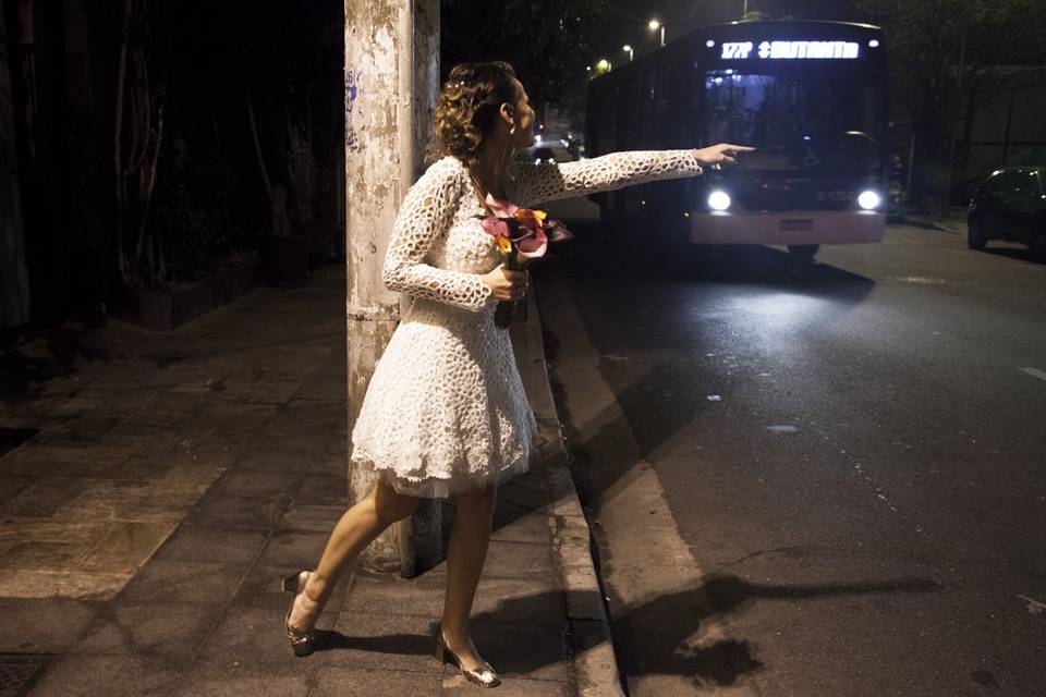 Mariée fait signe pour le bus