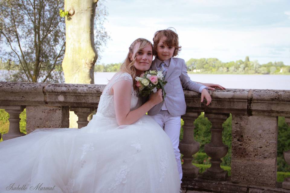 Mariée et petit invité