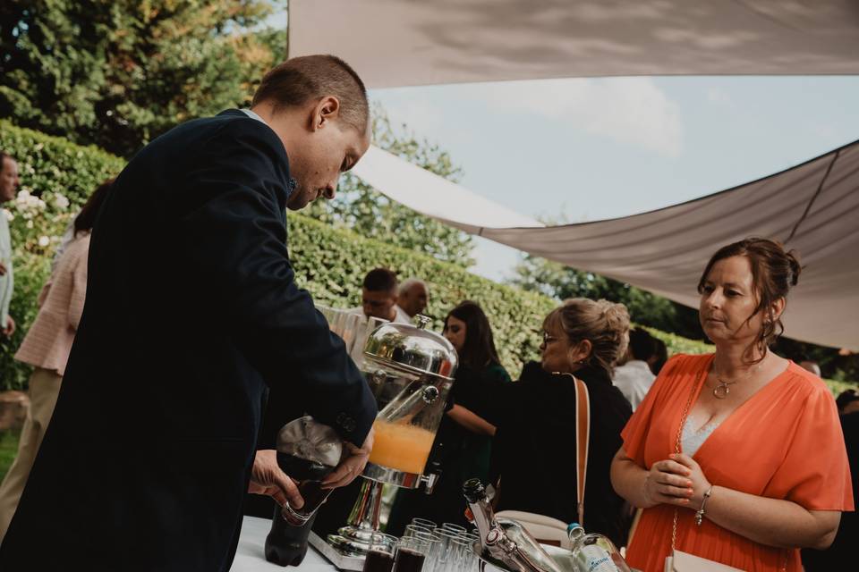 invites_servant_boissons_jardin