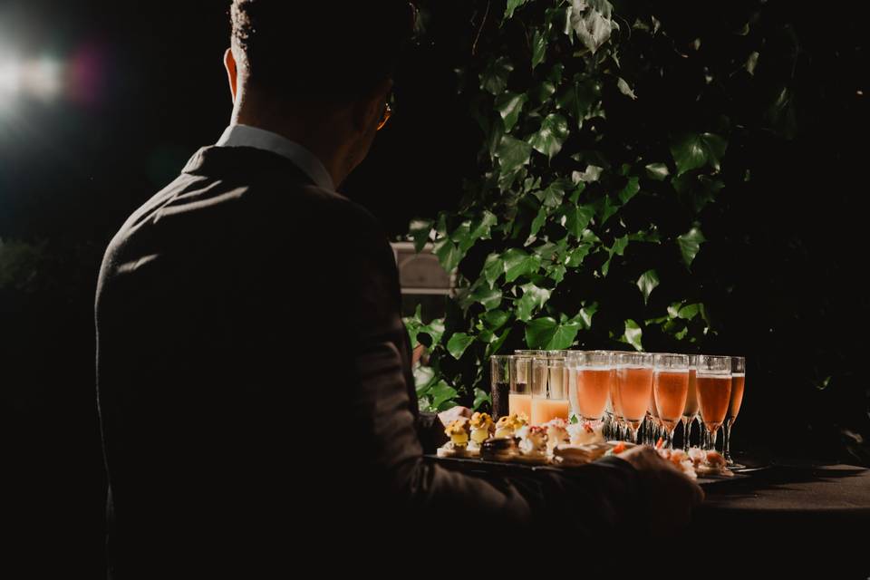 serveur_plateau_buffet_nuit