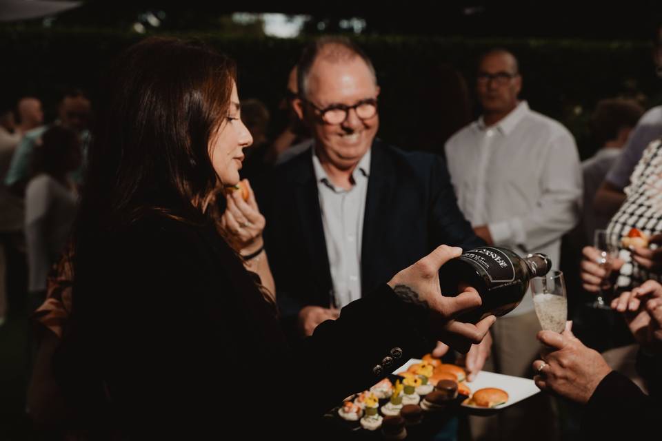 serveuse_verse_champagne_buffet_gourmet