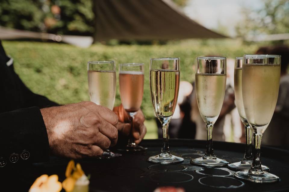 verres_champagne_serviette_main