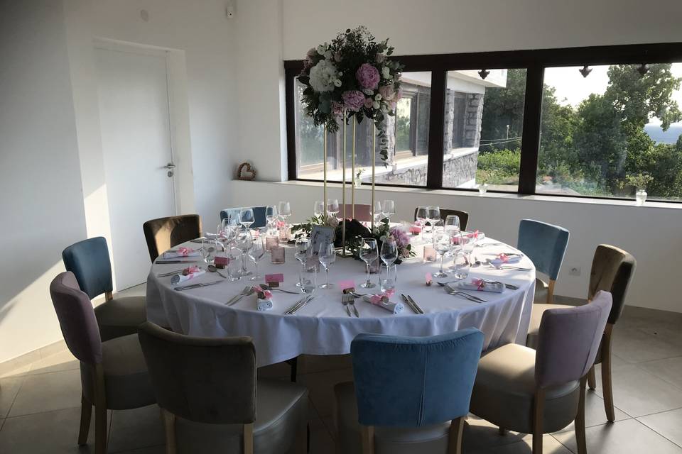 Table ronde fleurie mariage