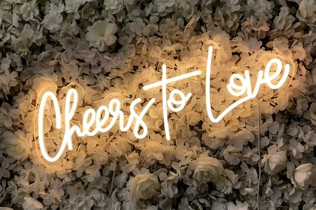 Néon Cheers To Love