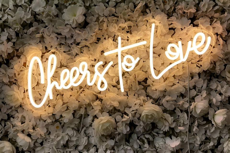Néon Cheers To Love