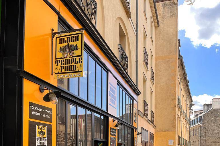 Façade + rue Restaurant