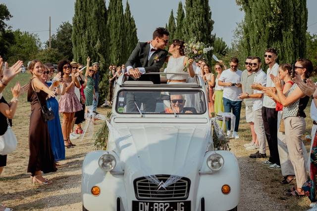 Chemin de cyprès et 2CV