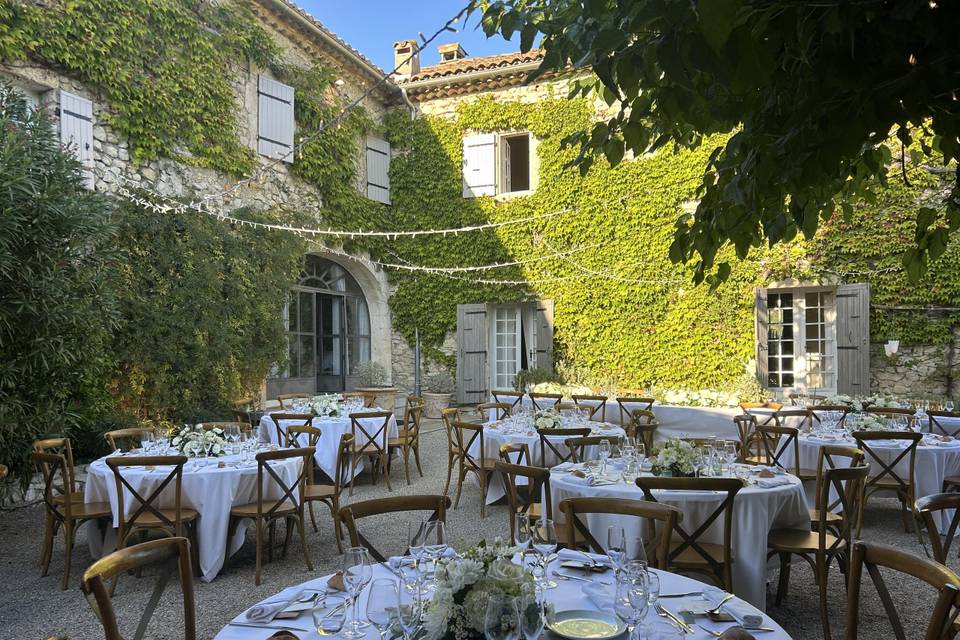 Dîner dans la cour