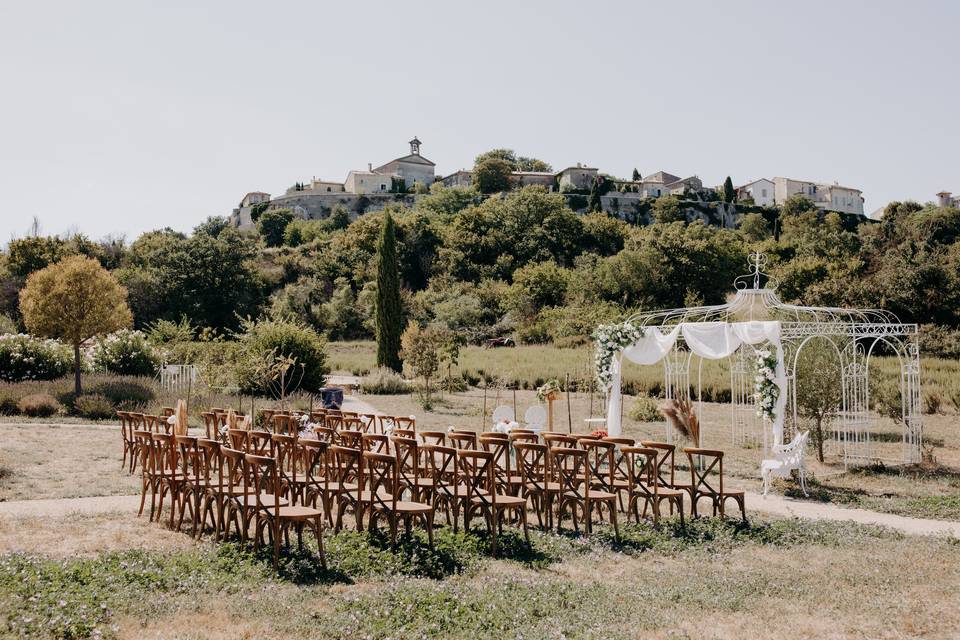 Quelques tables dans la cour