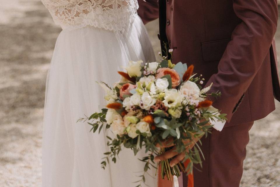 Bijoux et bouquet de la mariée