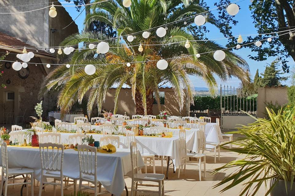 Repas sur la terrasse pavée