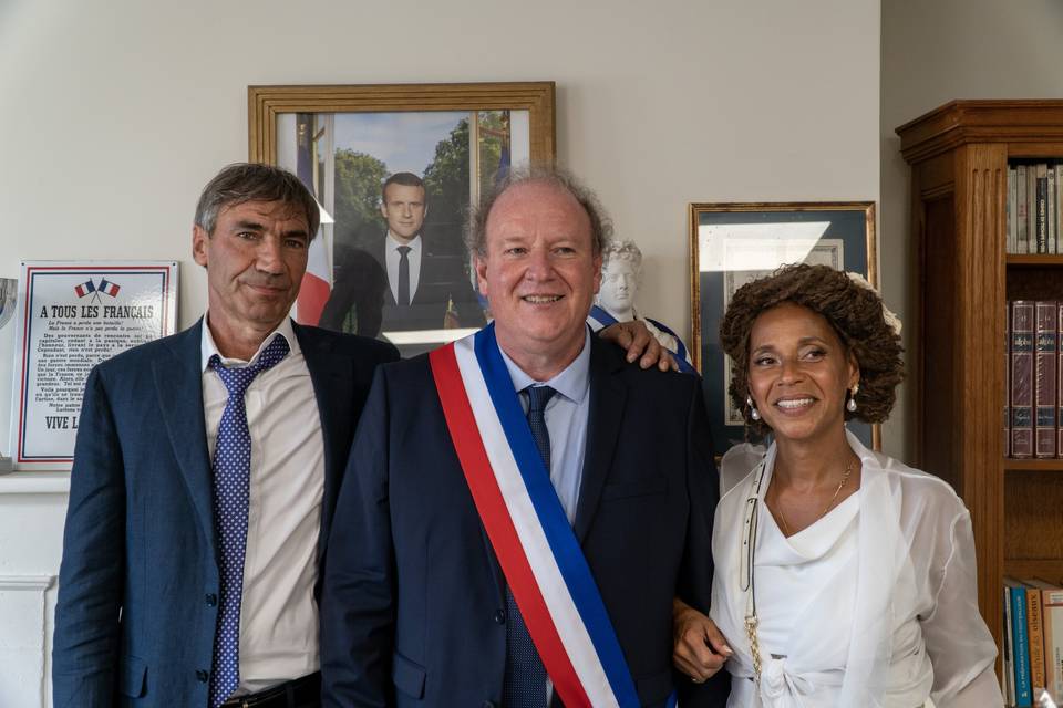 Photo en Mairie avec le Maire