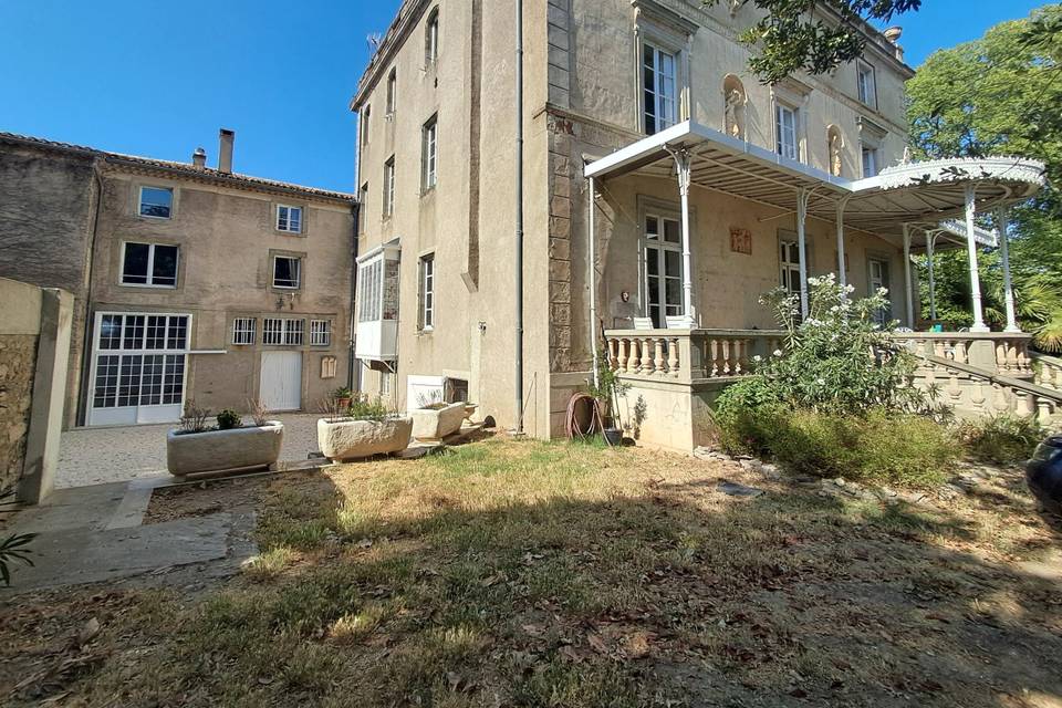 Accès au chai (coté gauche)