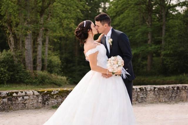 Couple complice avec bouquet