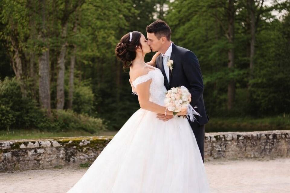 Couple complice avec bouquet