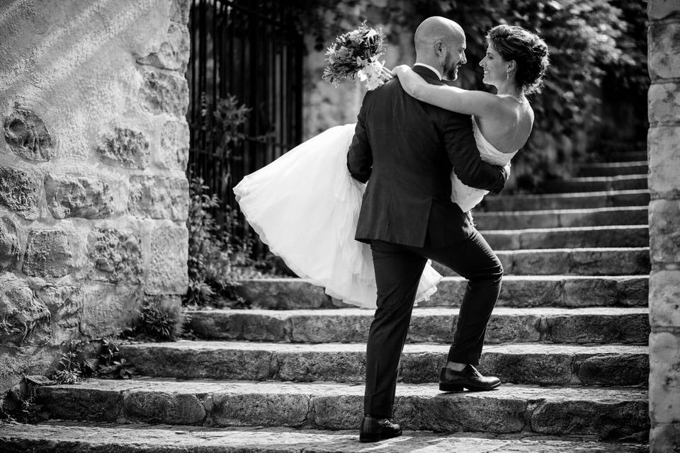Mariée portée dans les marches